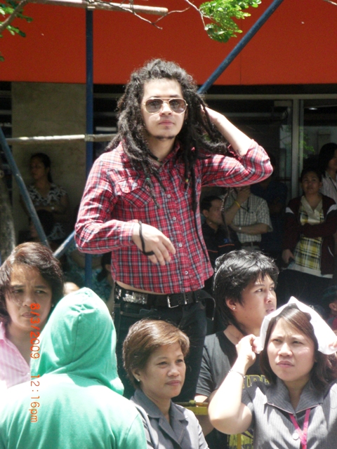 CIMG1328 dude stands out in the crowd