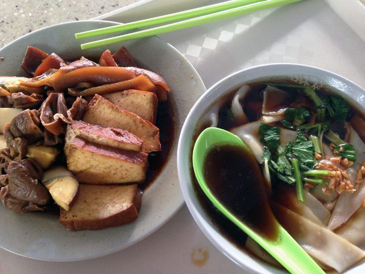 Unang almusal sa Singapore.