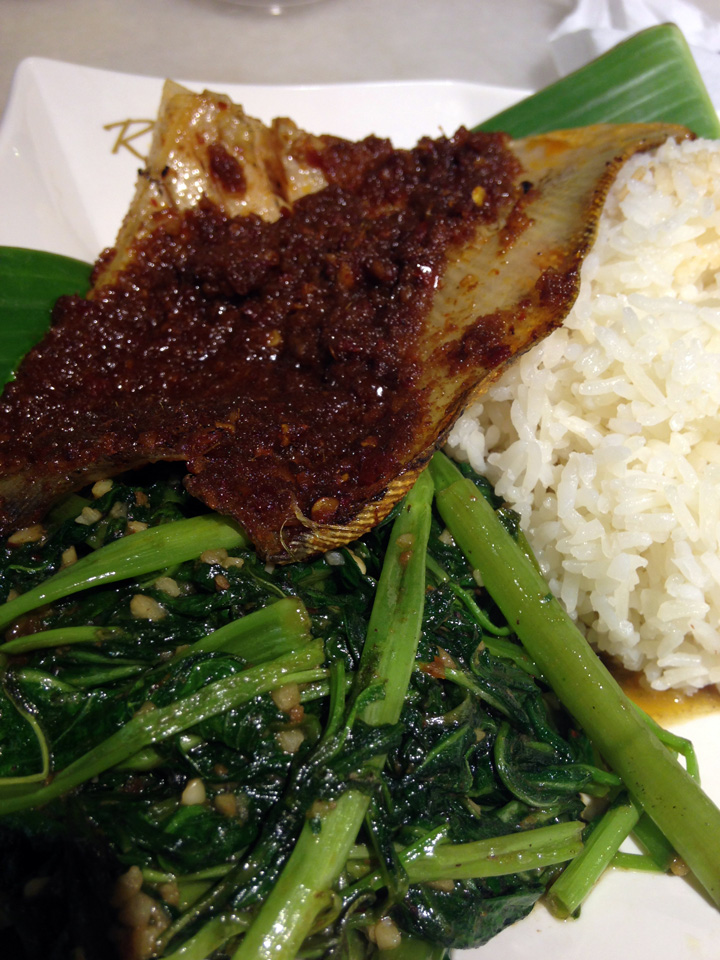 Look at all them thick chili topping! Tsssss.