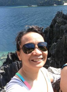Oo, nagse-selfie din ako, pero kasi naman ang ganda ng background, o! Limestone cliffs ng Matinloc, mehn! At nasa taas kami! Boom!